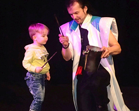 Spectacle pour enfants ou le magicien aux evenements pour enfants